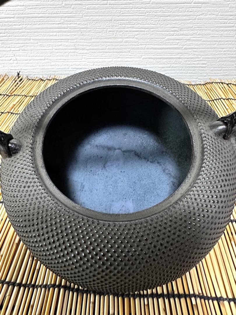 未使用品、供箱、栞、タグ付　南部岩鋳造　１８型姥口アラレ　南部鉄瓶　南部鉄器