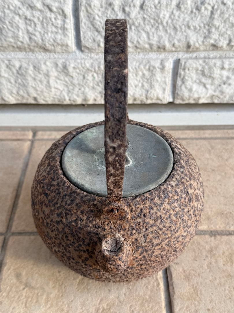 鉄製茶色丸型鉄瓶 取っ手付き