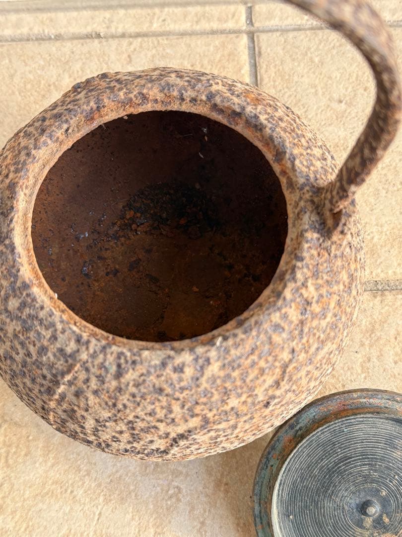 鉄製茶色丸型鉄瓶 取っ手付き