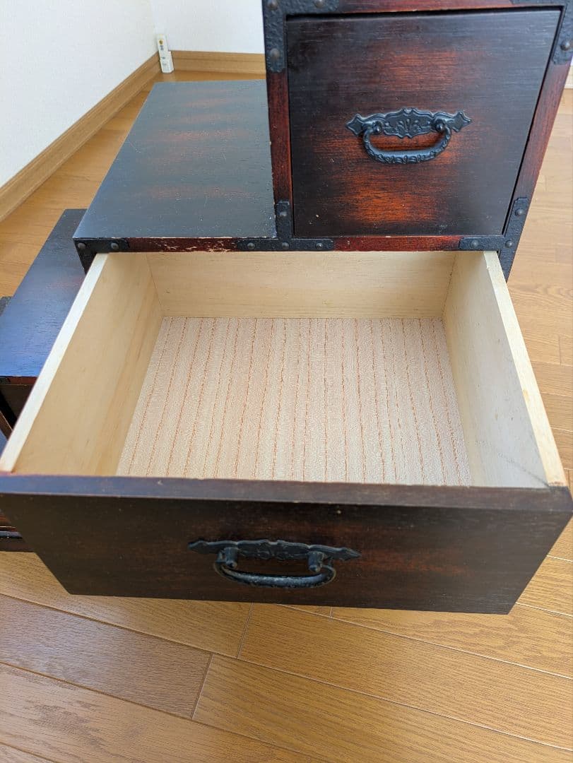 2/3迄の出品です。木製階段型箪笥 6引き出し