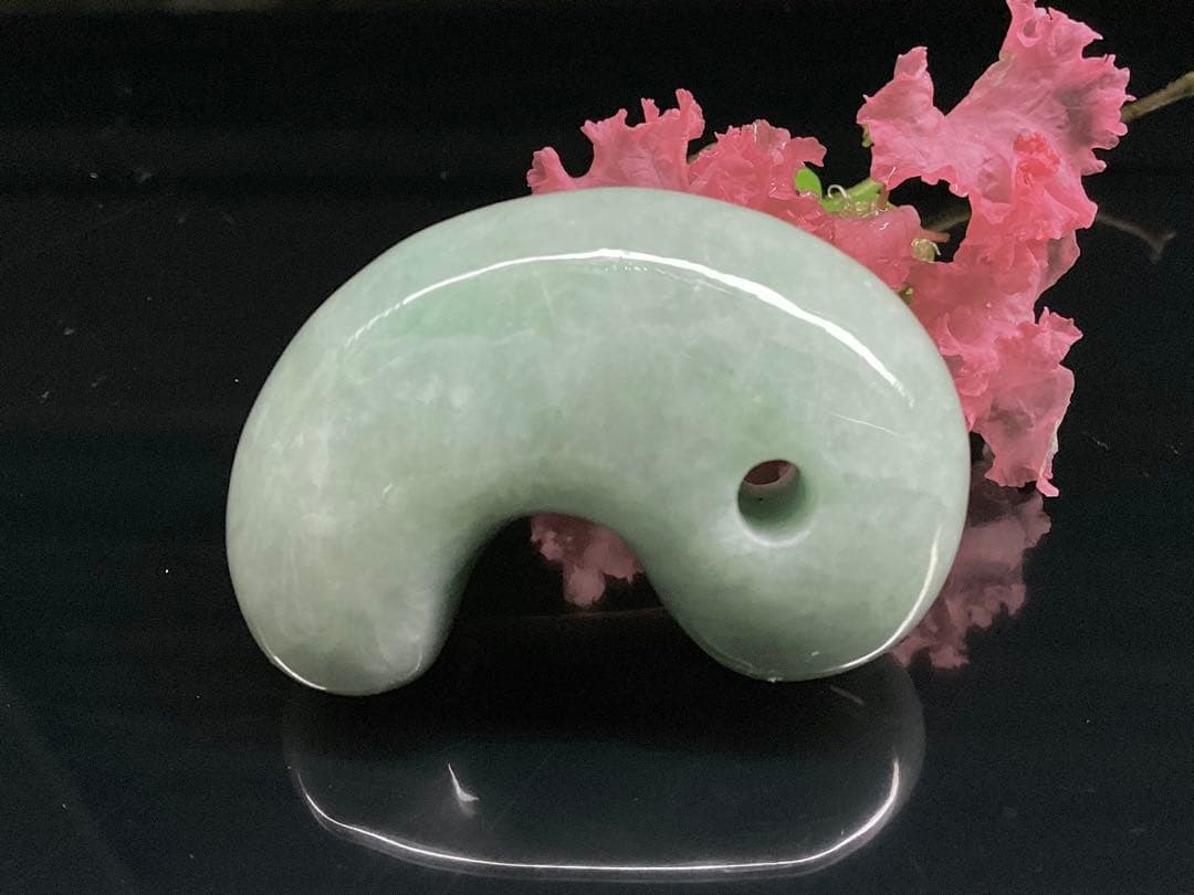 ✳通常50万円以上します‼️特大*糸魚川翡翠勾玉　身近に守護石*御守りに　鑑別書付