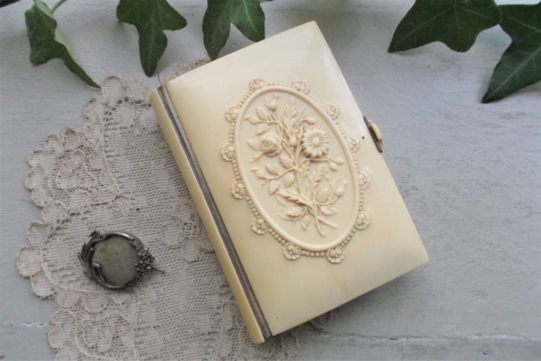 フランスアンティーク■アイボリーの表紙の祈祷書 花 古い本　セルロイド