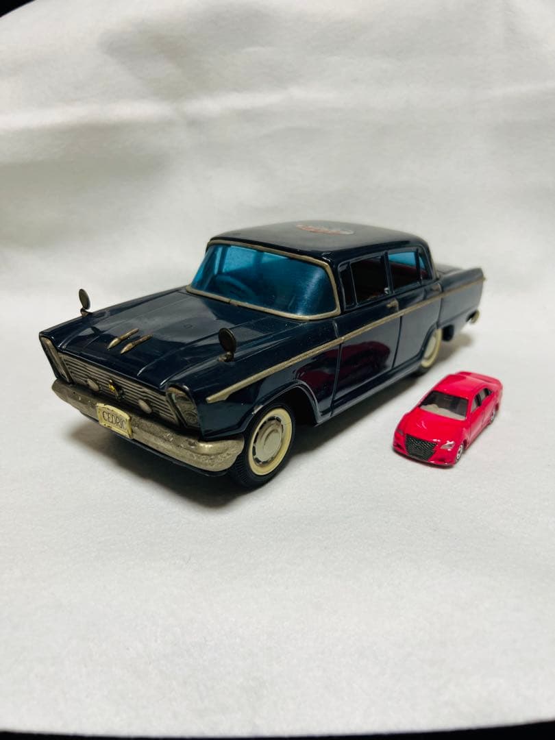 昭和レトロ　イチコー　ブリキ　日産セドリック・カスタム　縦目4灯　初期