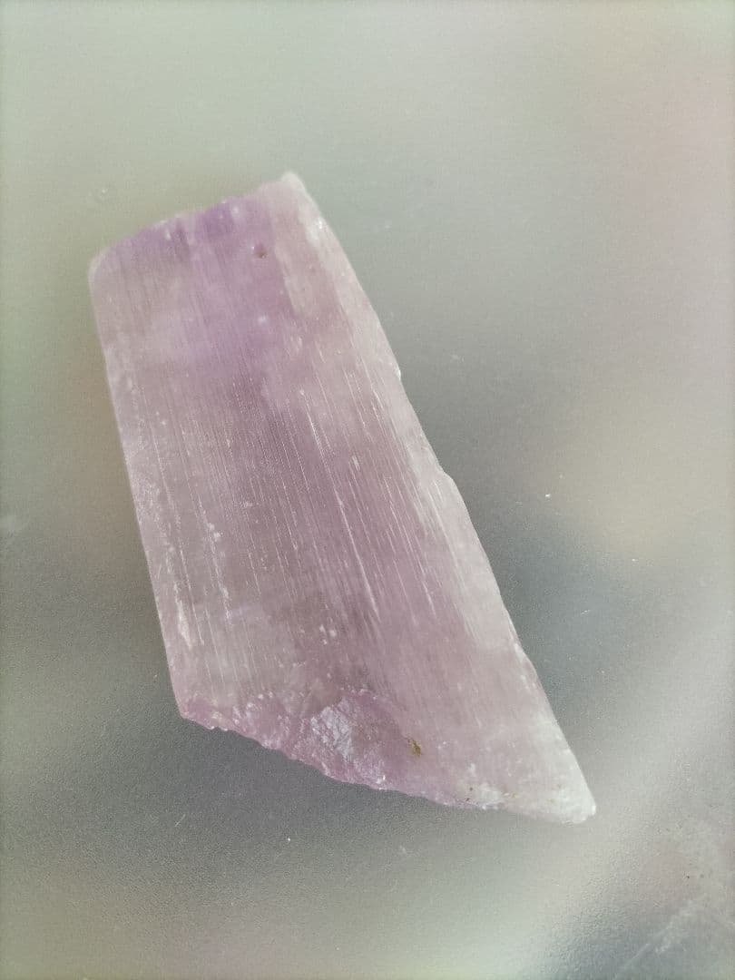 クンツァイト　原石