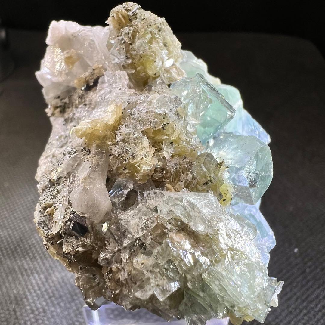 ヤオガンシャン産　「白緑色」「ミントグリーン」多数鉱物共生フローライト