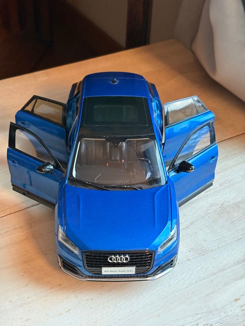 超美品❗️全開閉　希少Audi Q2L ミニカー 青色1/18