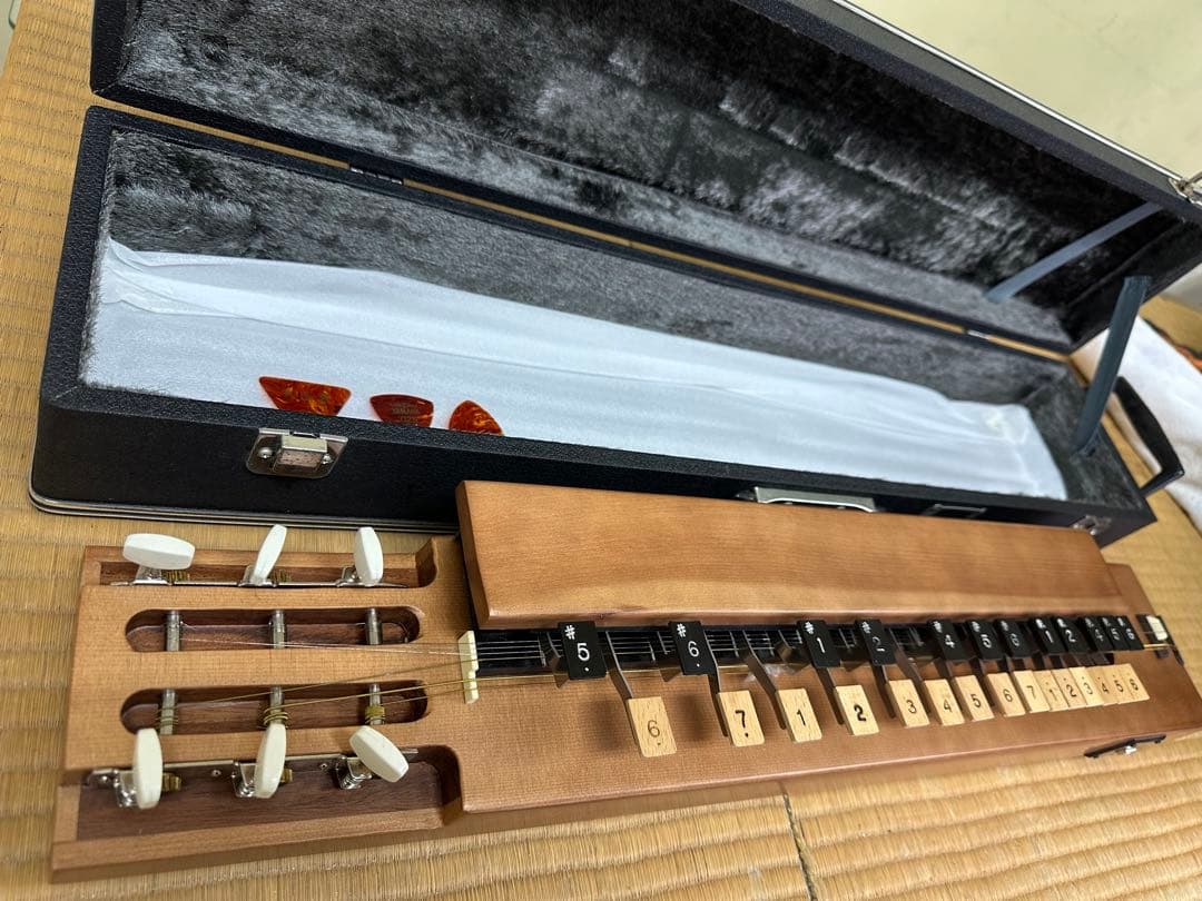 【木製琴 ハードケース付き】　お琴　弦楽器　音楽　三味線　日本伝統