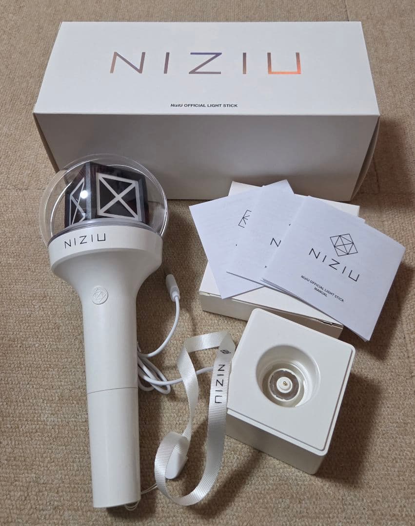NiziU 公式ペンライト　NiziU OFFICIAL LIGHT STICK