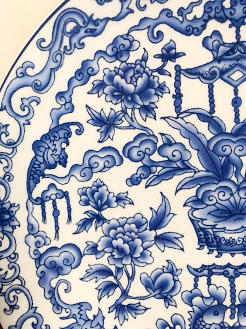 中国美術 大清乾隆年製 蝙蝠 魚 草花紋 飾り皿 皿立て双龍唐台付き 共箱