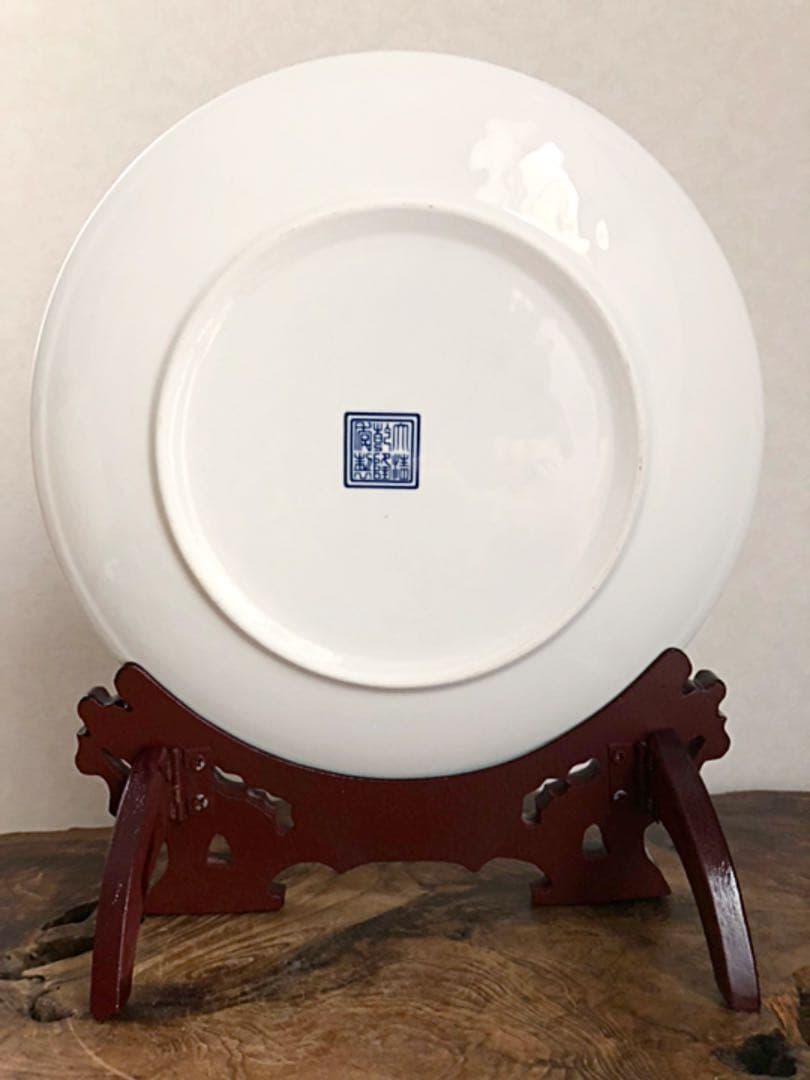 中国美術 大清乾隆年製 蝙蝠 魚 草花紋 飾り皿 皿立て双龍唐台付き 共箱