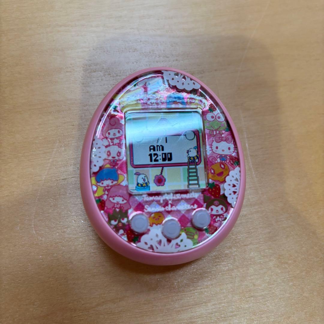 【美品】たまごっちみーつ サンリオ　ピンク ケース、　ストラップ付き