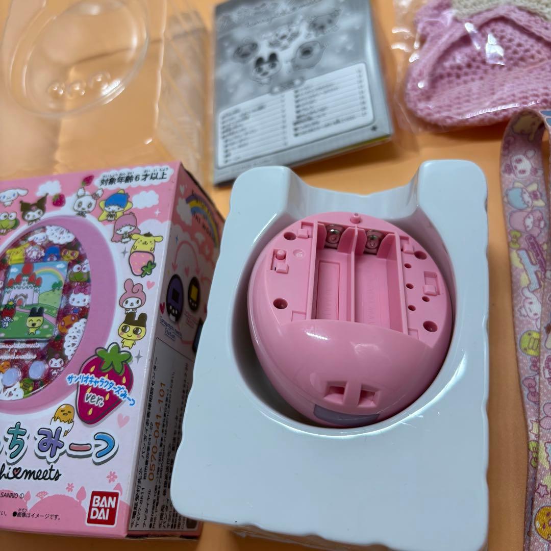 【美品】たまごっちみーつ サンリオ　ピンク ケース、　ストラップ付き