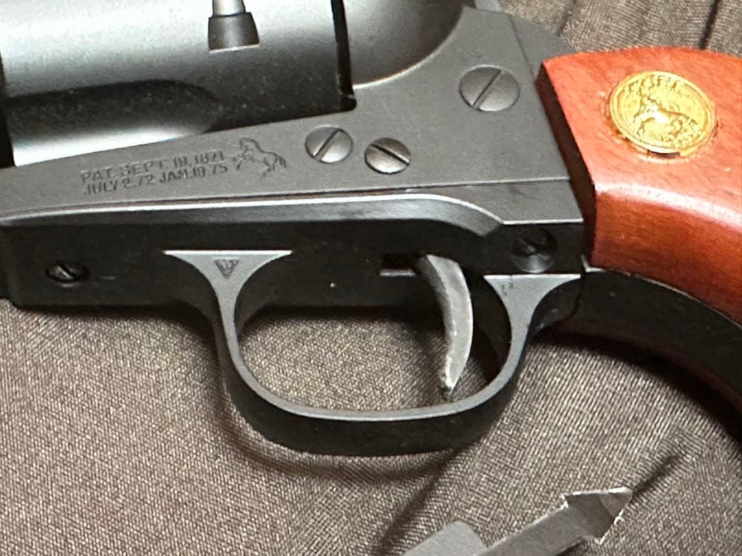 マルイ、エアリボルバー SAA .45 シビリアン　木製グリップ取り付け済み