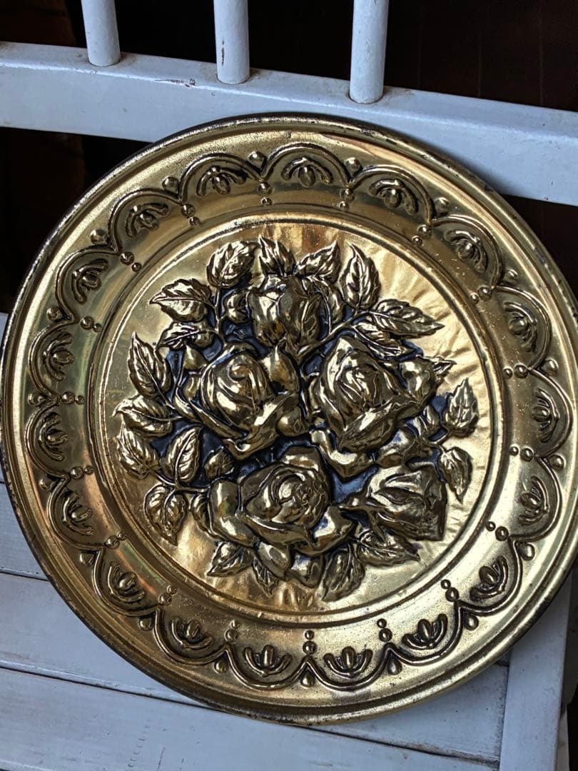 イギリス　アンティーク　真鍮　飾り皿　ビクトリアン　薔薇柄　バラ　100年