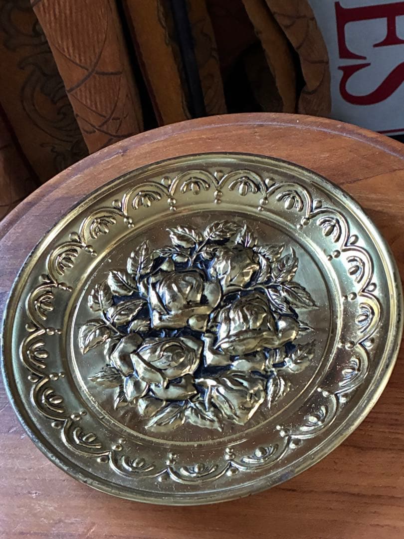 イギリス　アンティーク　真鍮　飾り皿　ビクトリアン　薔薇柄　バラ　100年