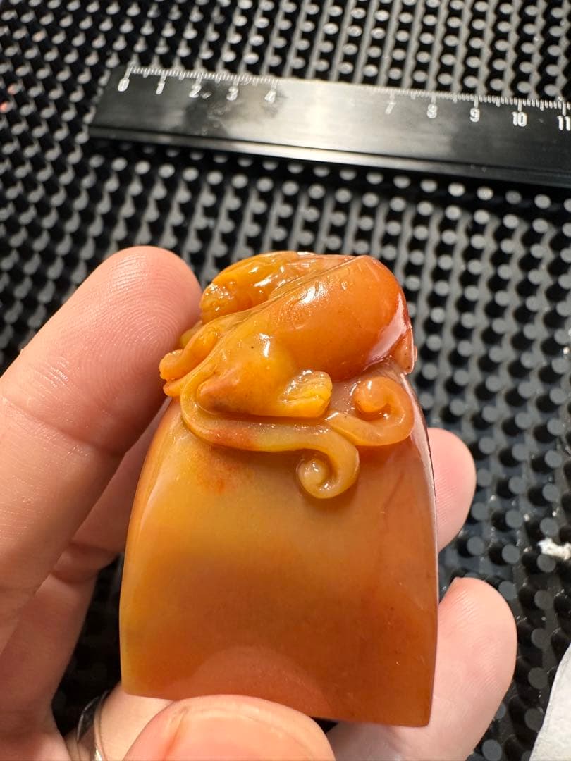 ラオス石　田黄　瑞獣衔芝　巧色　高級印材　箱付き　篆刻　書道　落款　雅号