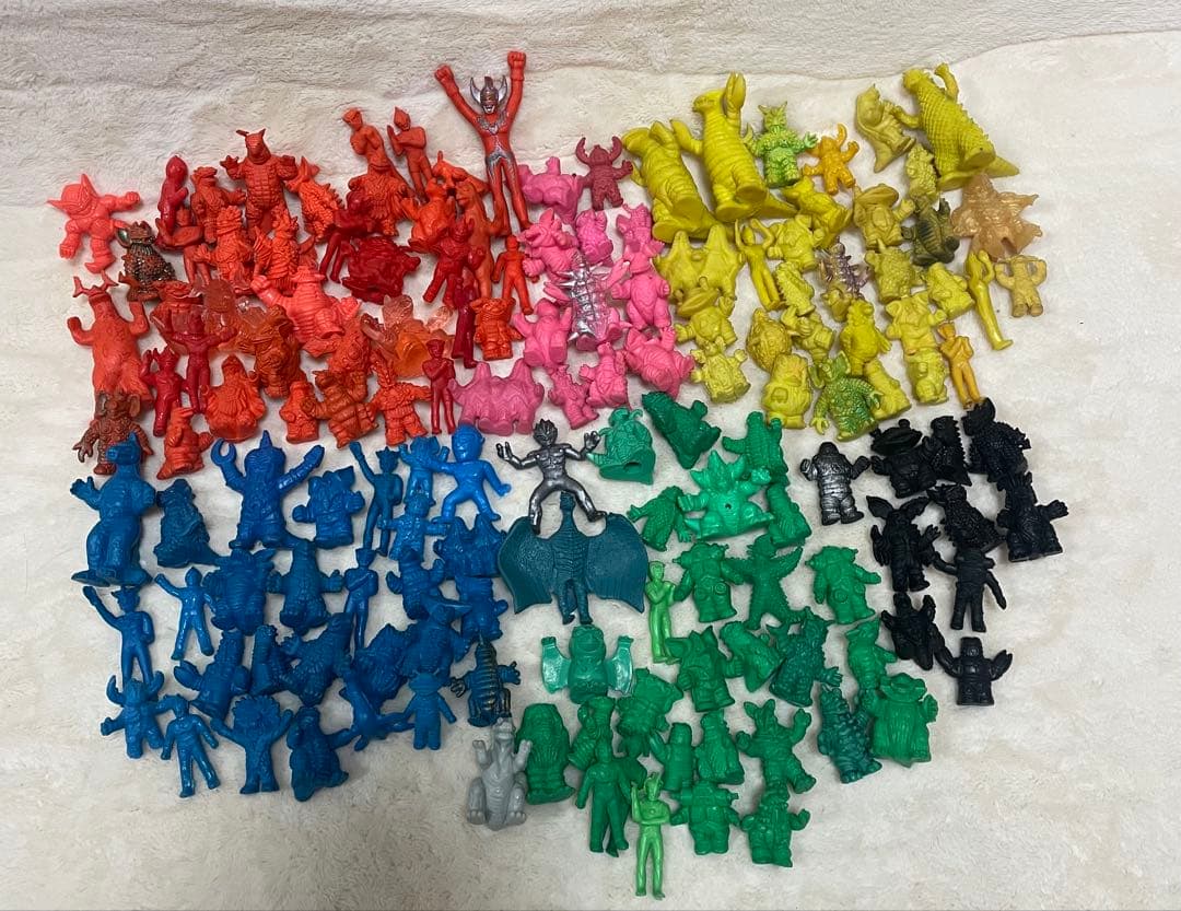 り*︎様 当時物のウルトラマン消しピンです。 全く知識がない為まとめ売りにさせて