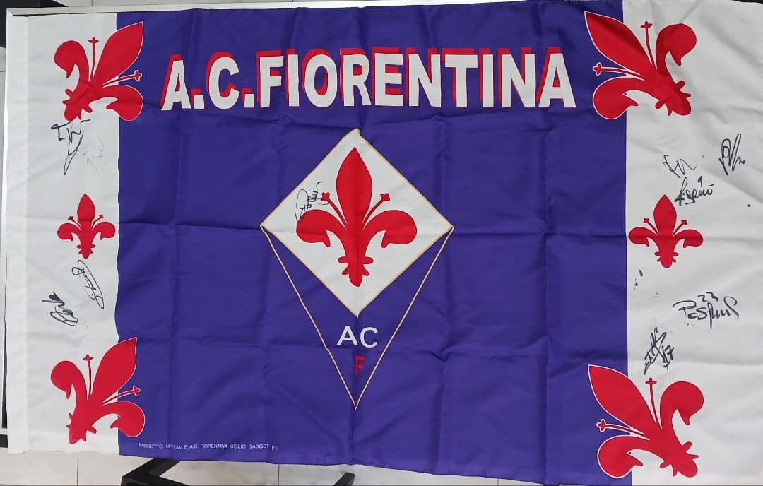 セリエAフィオレンティーナ選手の直筆 サイン入りフラッグ【激レア・希少】