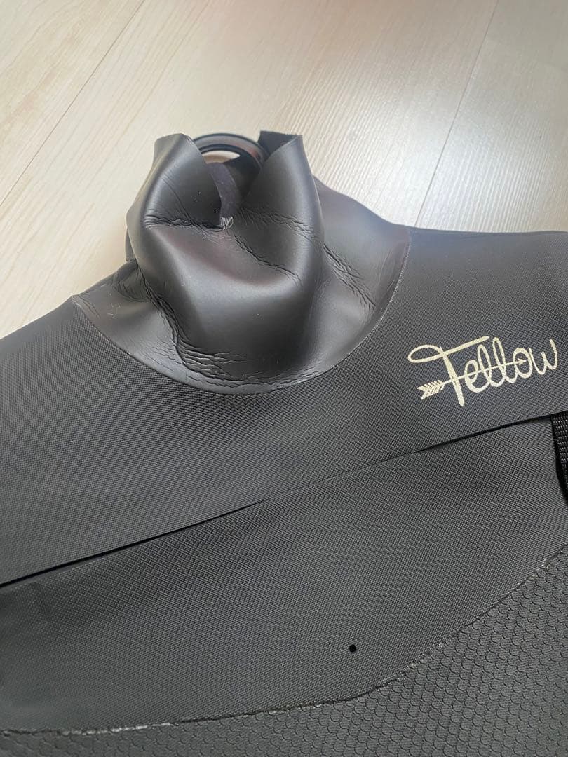 セミドライ　ウェットスーツ　Fellow
