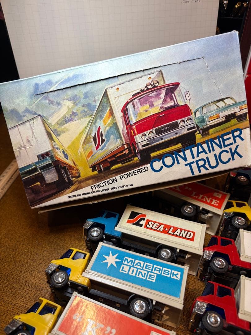 ホンコン製　コンテナートラックのおもちゃ12個