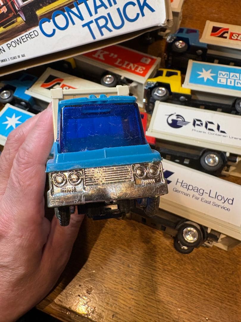 ホンコン製　コンテナートラックのおもちゃ12個