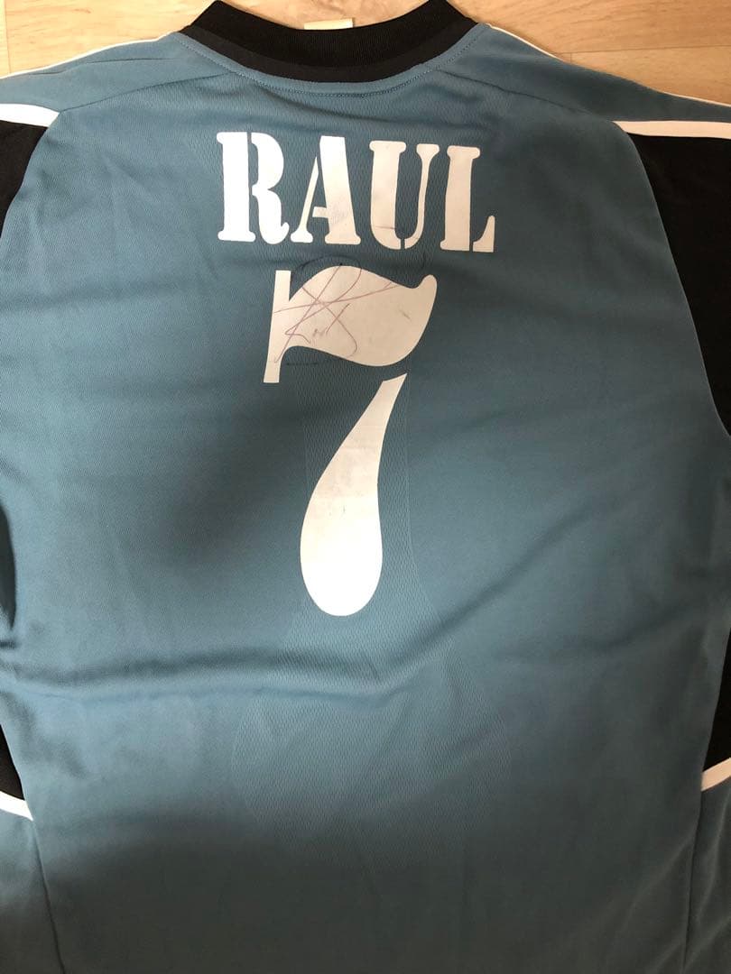 ラウル・ゴンサレス サイン入りユニフォーム