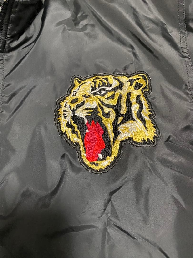 阪神タイガース DESCENTE 虎刺繍ジャケット 黒 新品 未使用