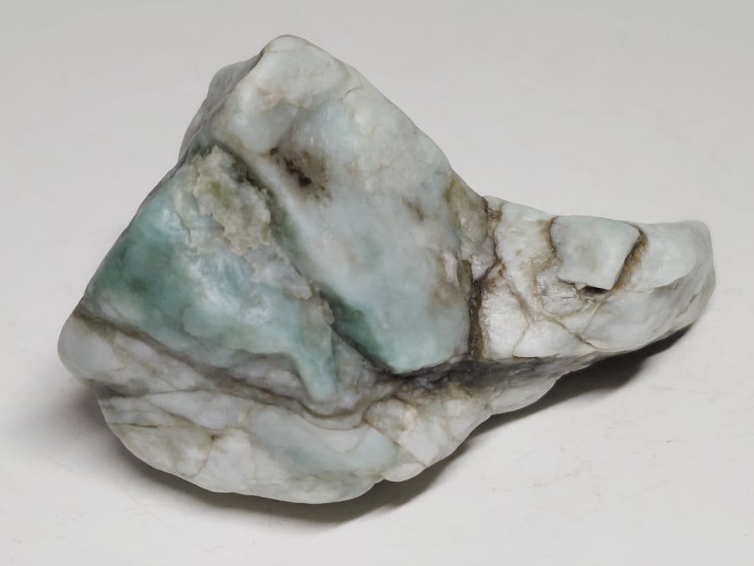 コン沢 136g 翡翠 ヒスイ 原石 鑑賞石 自然石 誕生石 鉱物 鉱石 水石