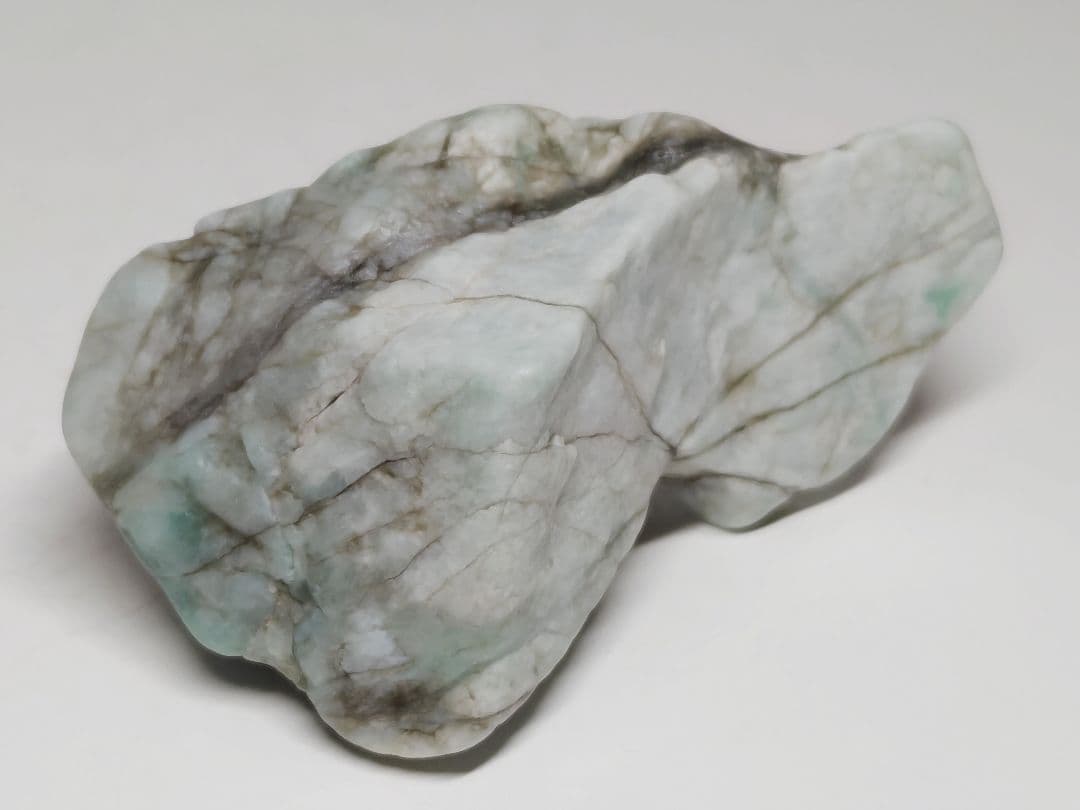 コン沢 136g 翡翠 ヒスイ 原石 鑑賞石 自然石 誕生石 鉱物 鉱石 水石