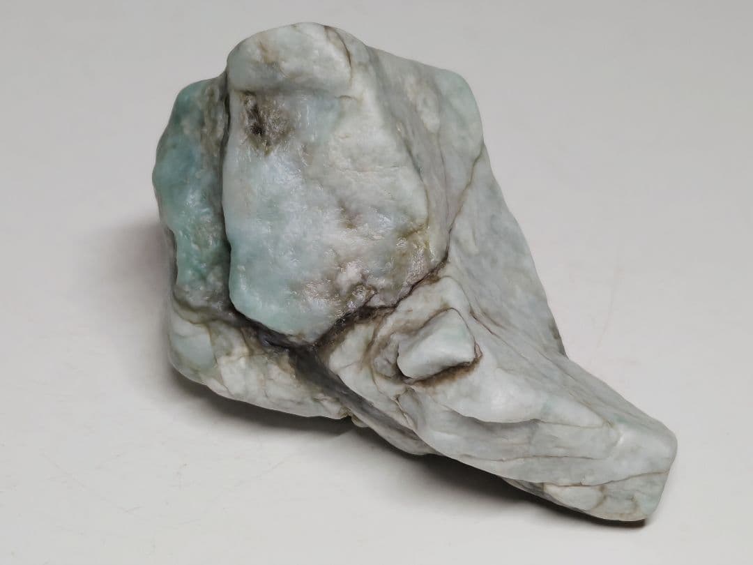 コン沢 136g 翡翠 ヒスイ 原石 鑑賞石 自然石 誕生石 鉱物 鉱石 水石