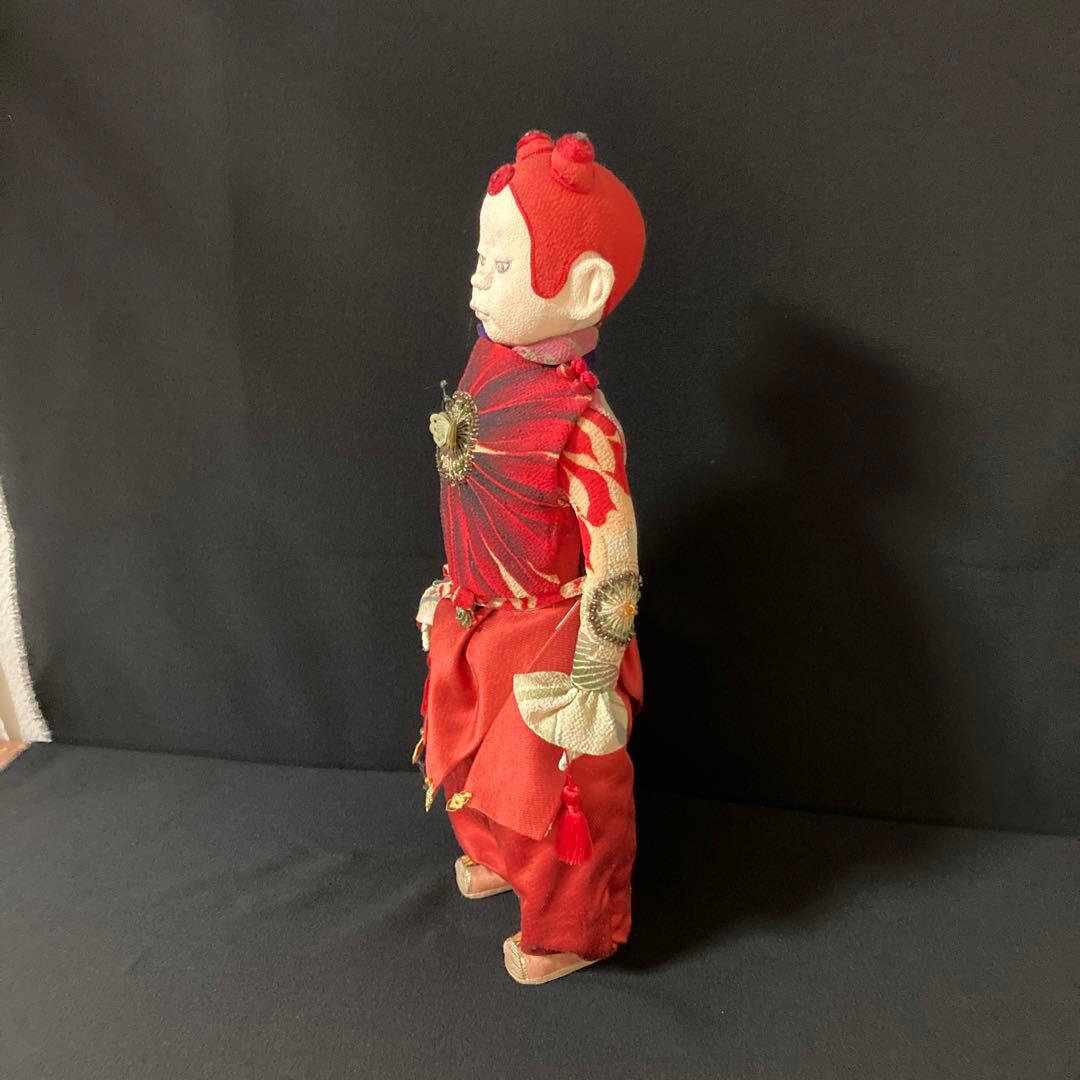 紙粘土に縮緬を貼って顔を描いた創作人形