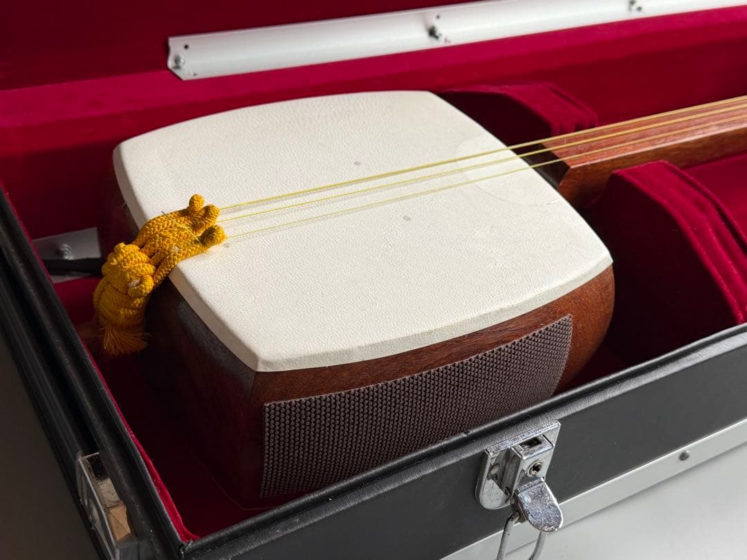 三味線　動物皮　良コンディション　堅牢トランクケース付　フルセット