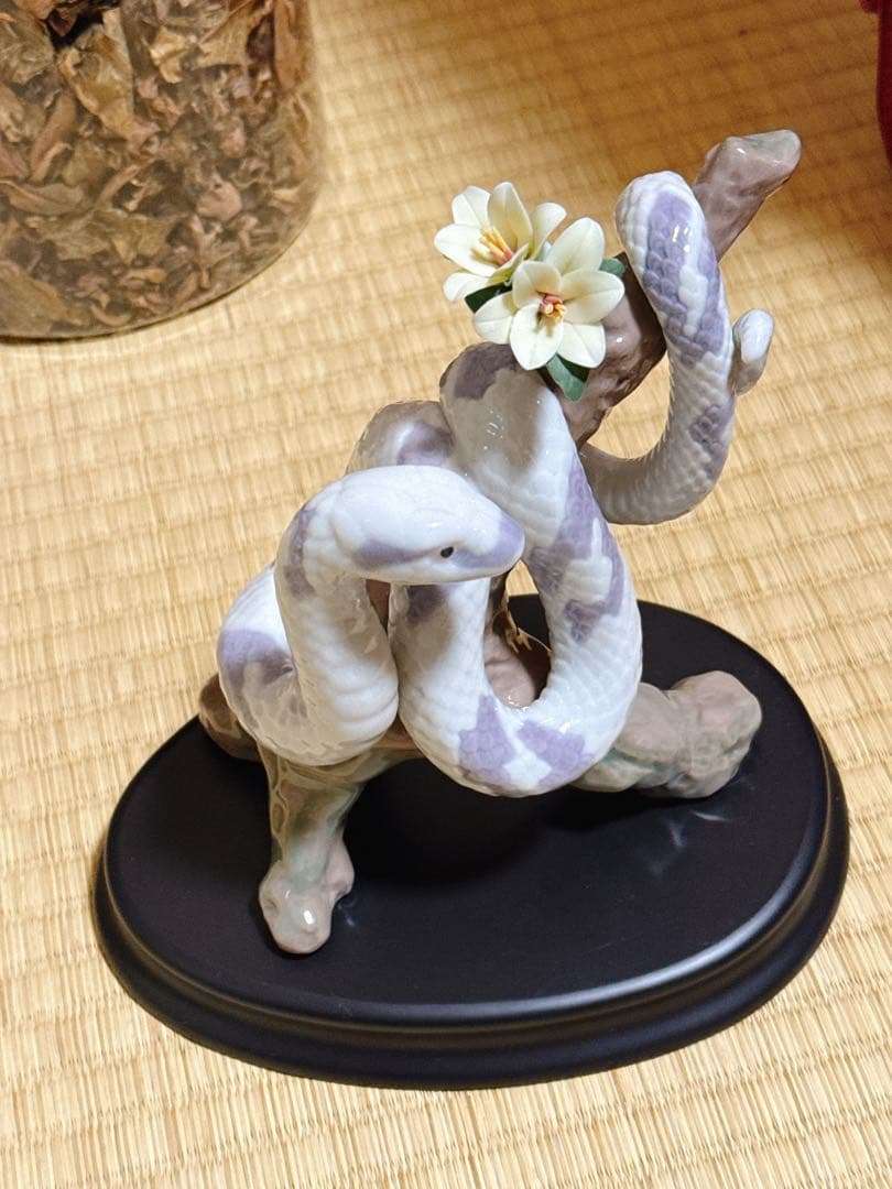 スペインの上品な「リャドロ」製の蛇年の生肖磁器人形の置物