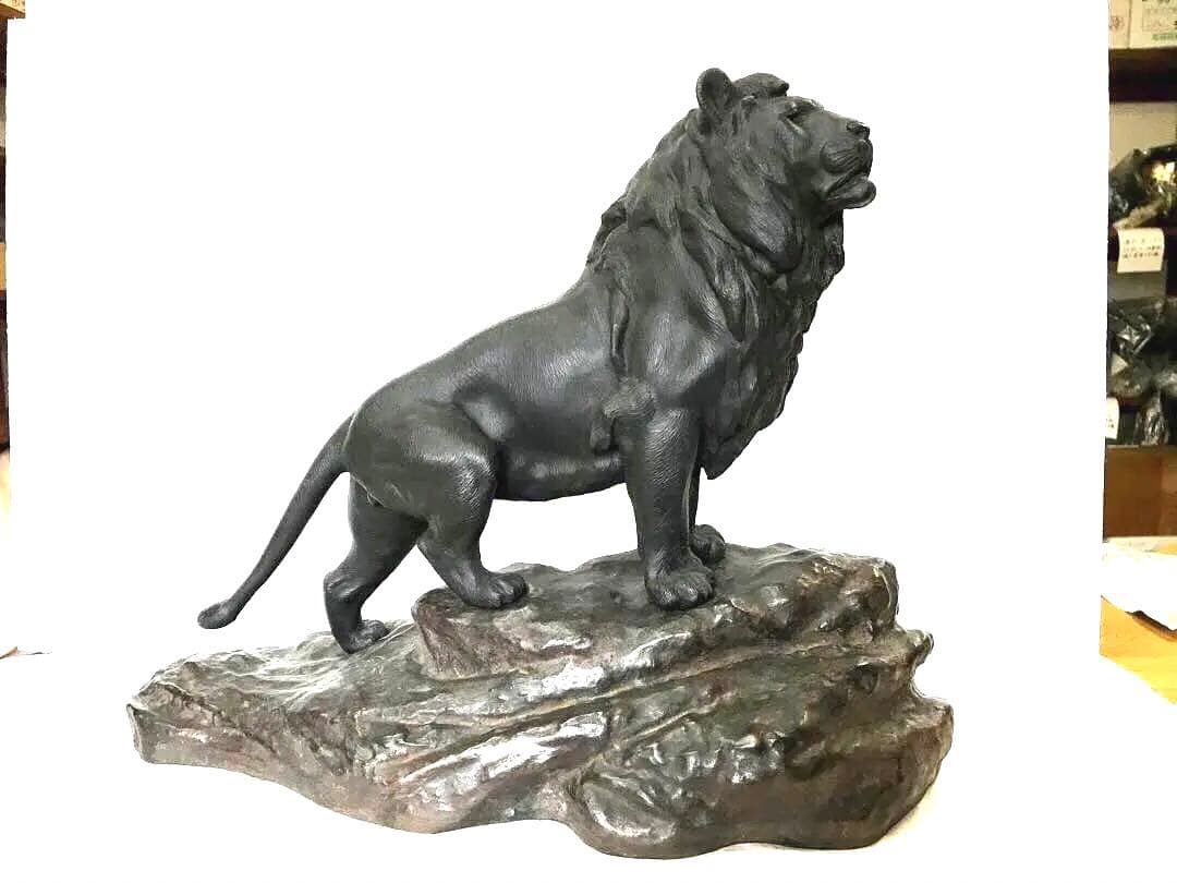 銅製:岩上ライオン置物