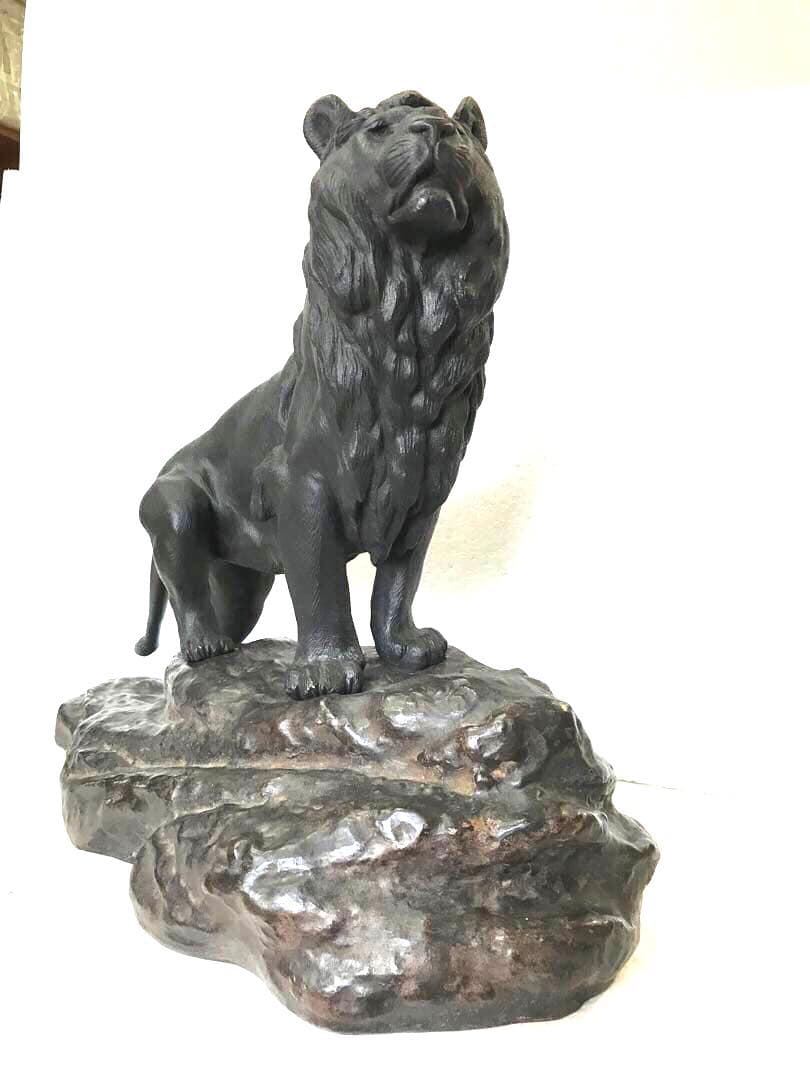 銅製:岩上ライオン置物