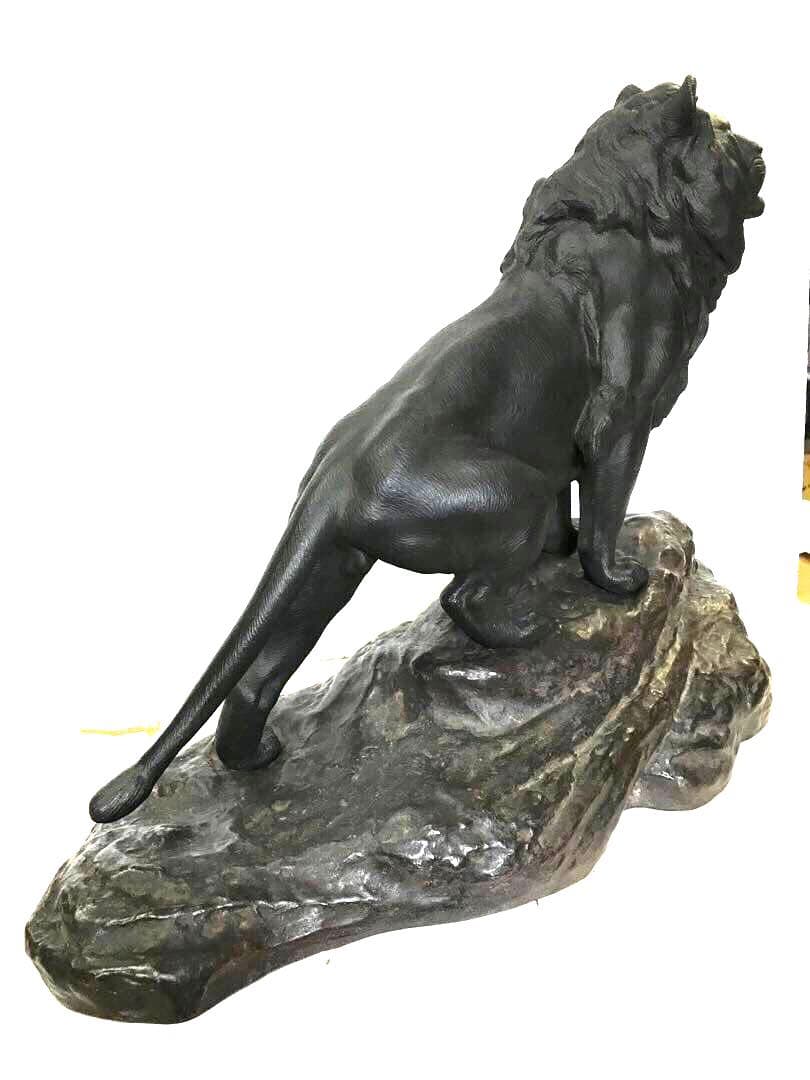 銅製:岩上ライオン置物