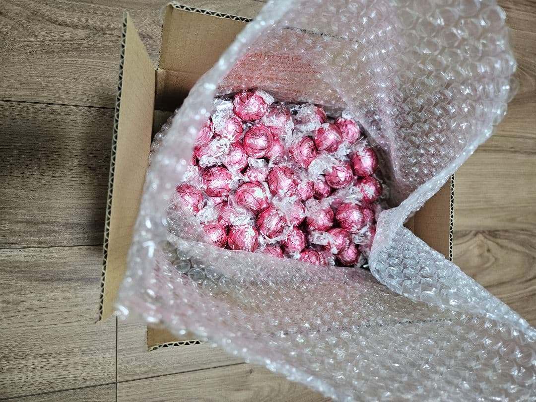 リンツ リンドール　LINDOR　ストロベリー&クリーム　　いちご　150粒