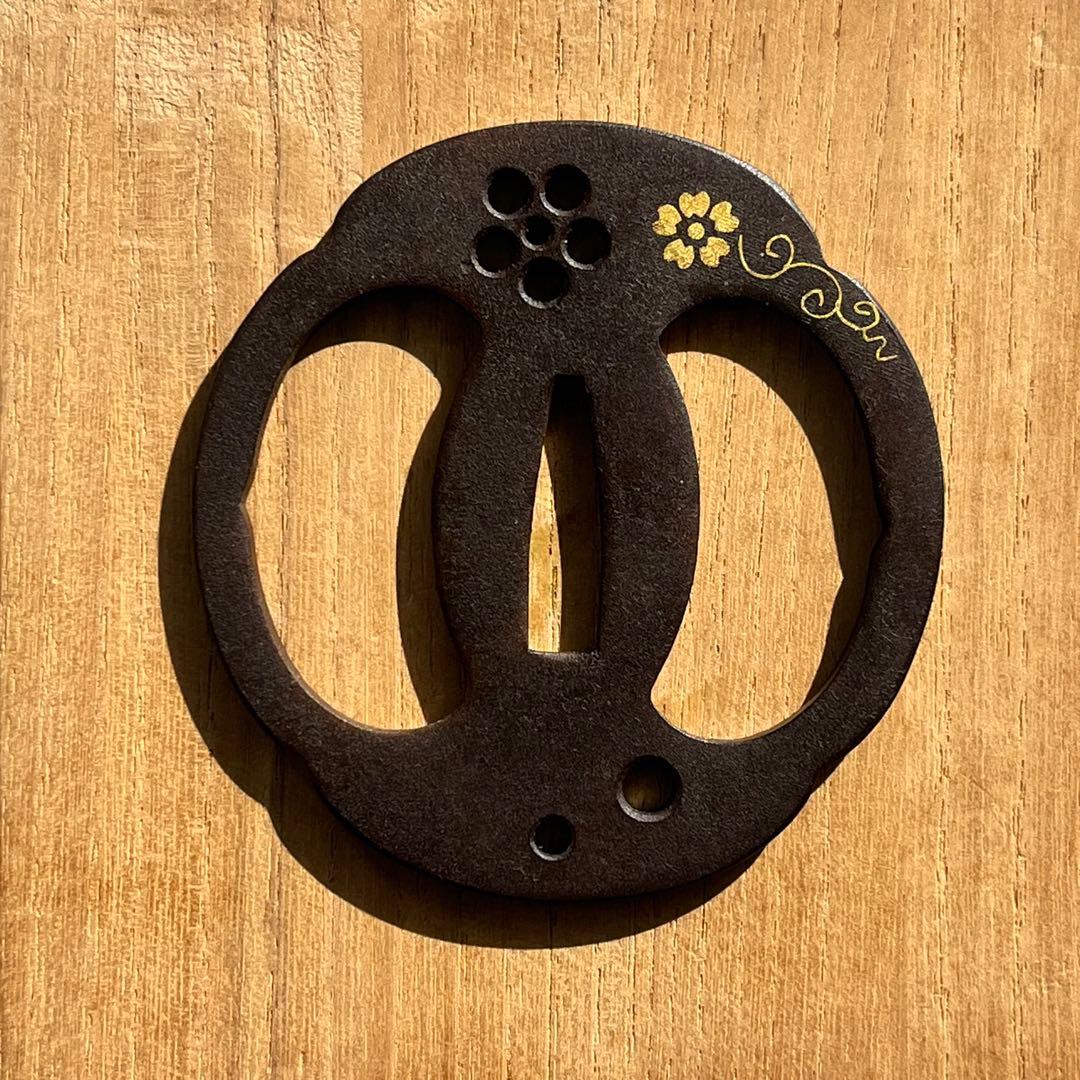 〈時代物〉鍔 刀装具 金象嵌 梅貫桜象嵌図