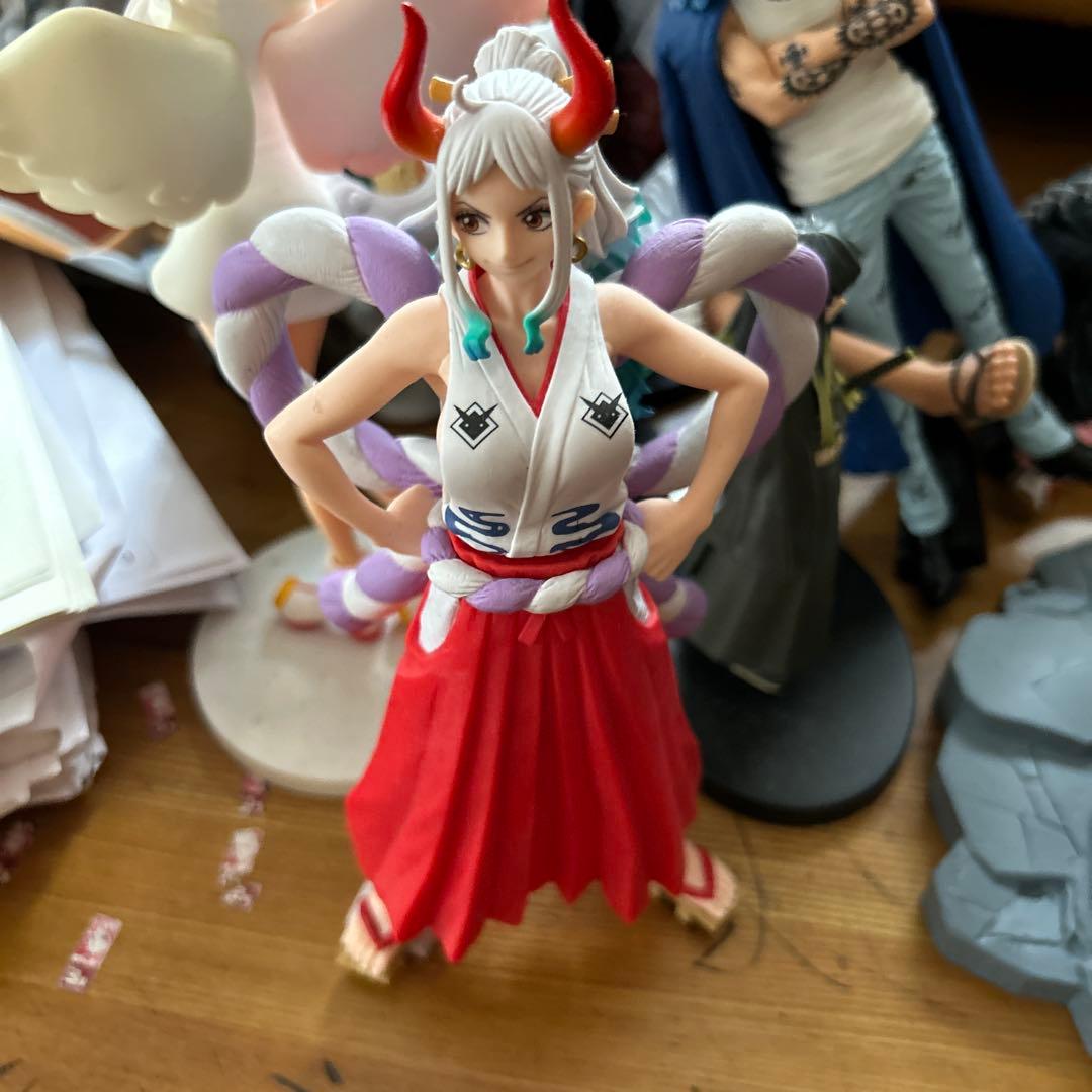 ワンピース フィギュア 赤白衣装