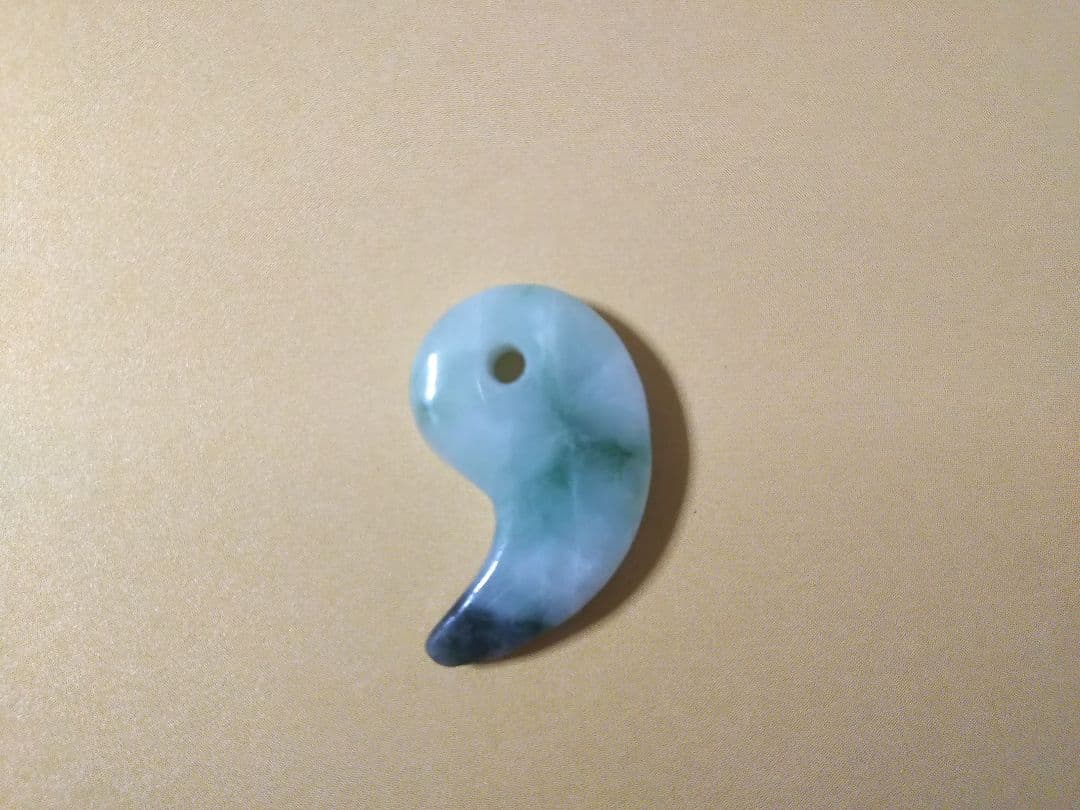 天然石 糸魚川 翡翠 ヒスイ 勾玉 ②