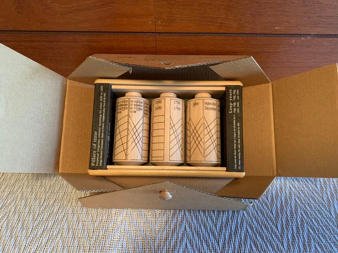 ユニークな永久カレンダー　木製　過去や未来の曜日を簡単に調べられる　フランス製
