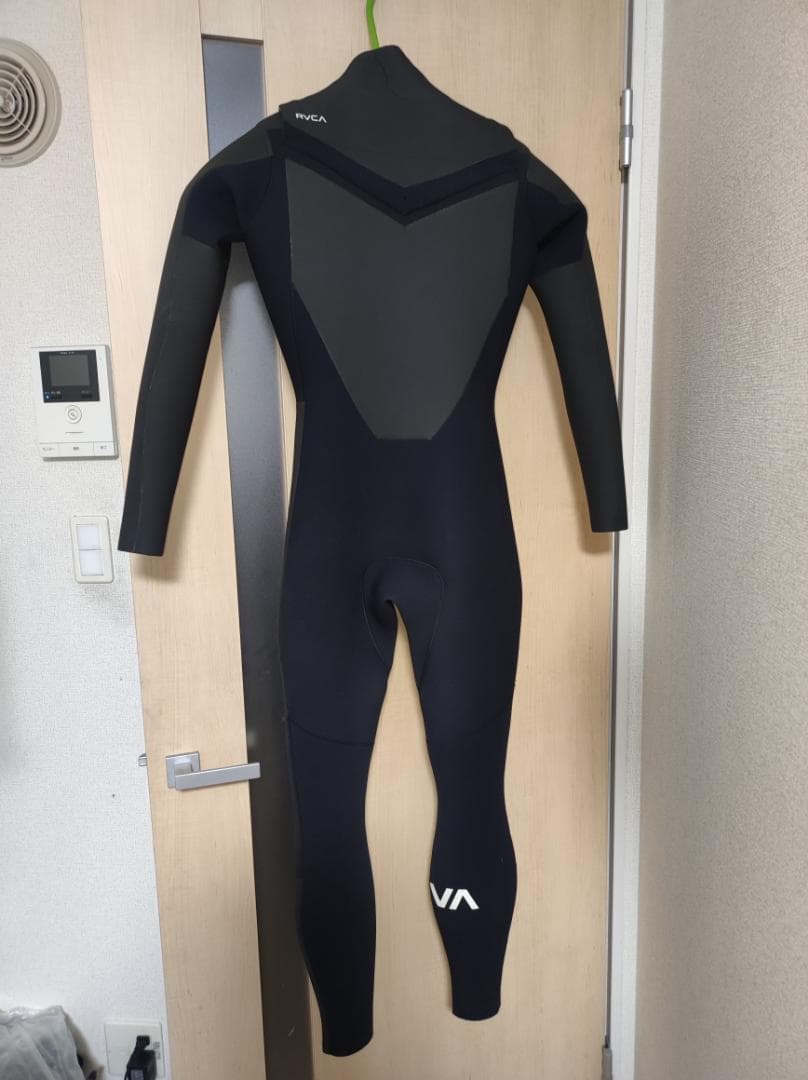 お値下げ!! RVCA セミドライ　チェストジップ　MLサイズ位です