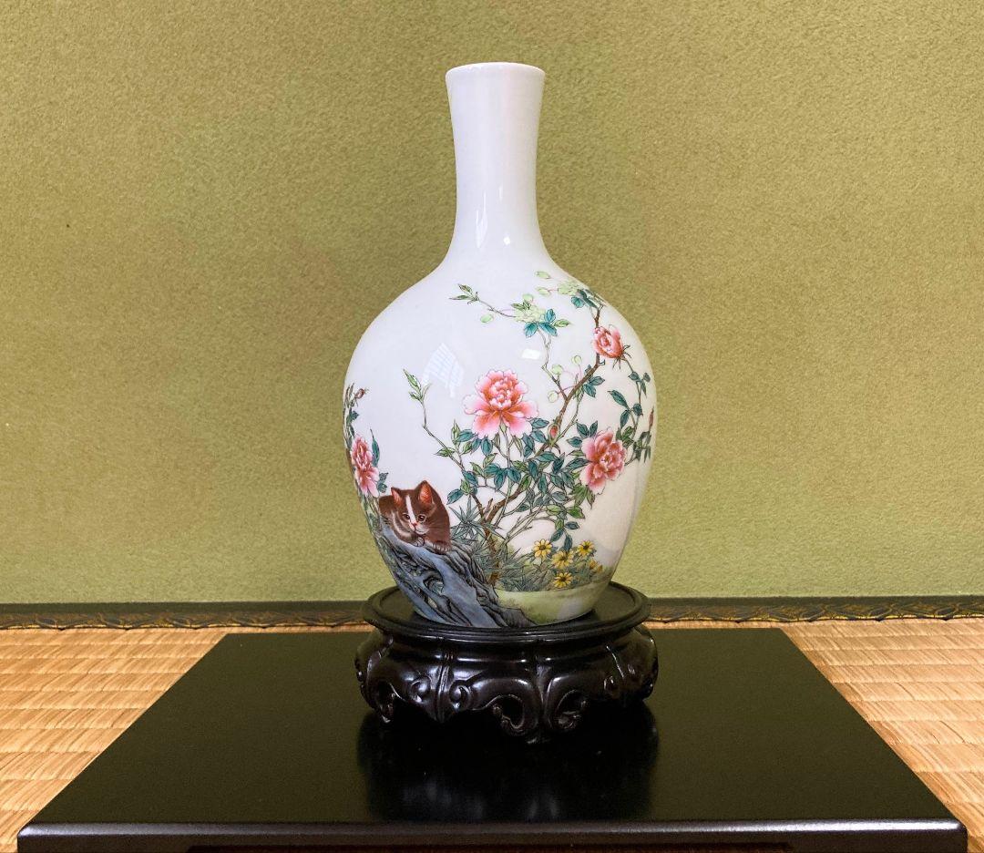 中国粉彩花瓶 「雍正年製」●華やかな粉彩絵付け 高さ19cm 紫壇花台付属●