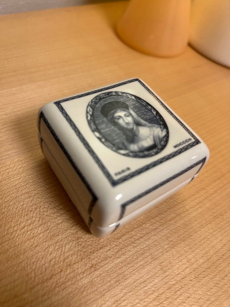 陶器製小物入れ【未使用】ビュリーのフレグランス用ストーン入り