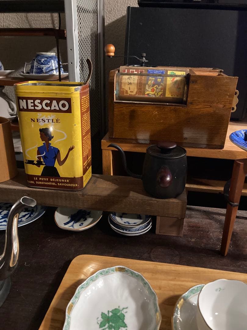 連休特価　喫茶店巡り　ＢＯX ゼンマイを回すとゆっくりボードが回転します。