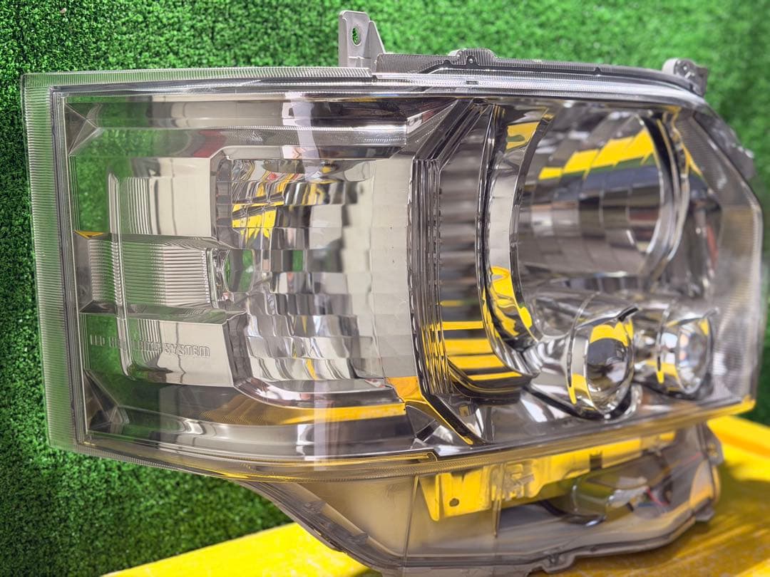 トヨタ 200系ハイエース 後期LED ヘッドライト KOITO 26-137右