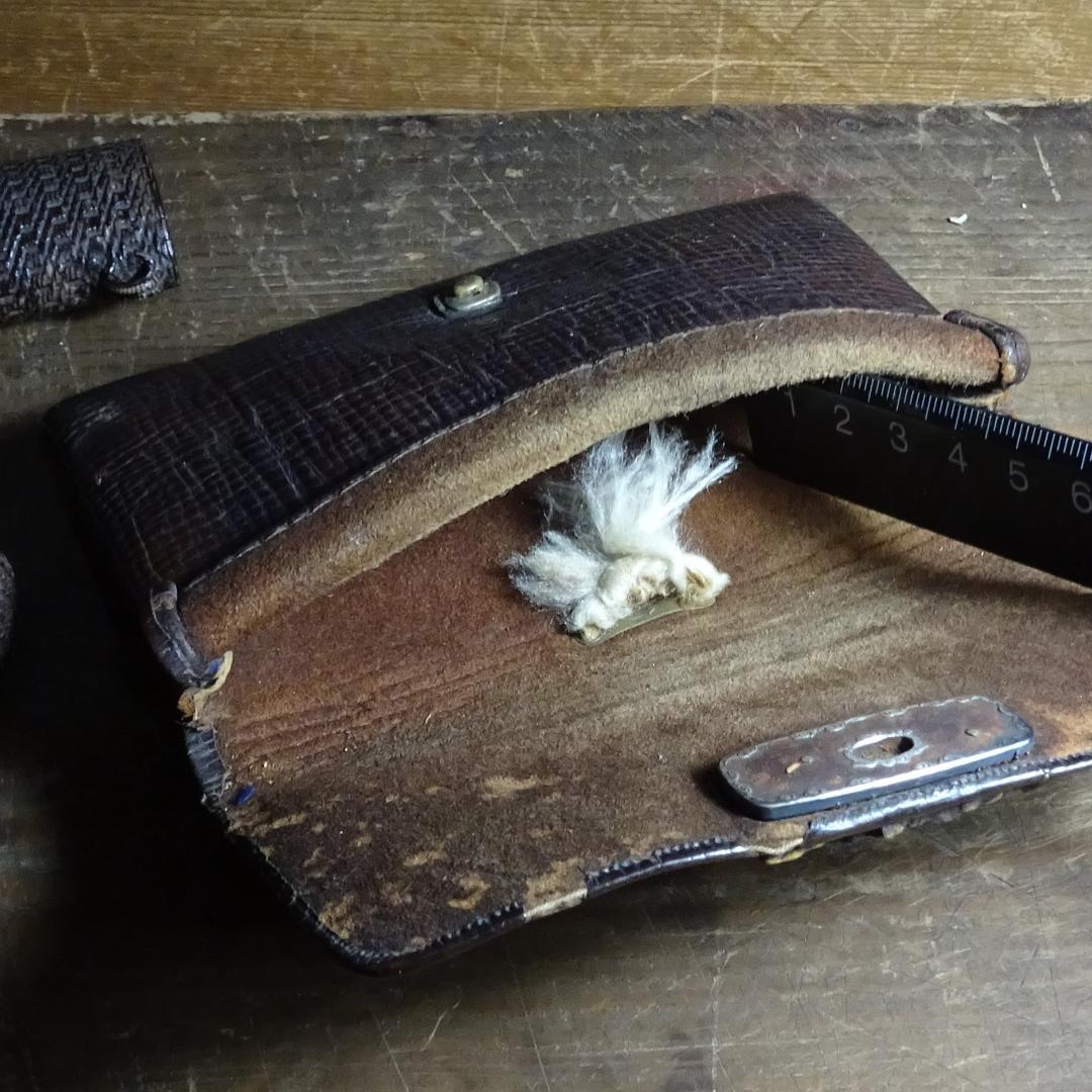 古い 煙草入れ+煙管入れ+煙管３つ　　　蝶の前金具　根付