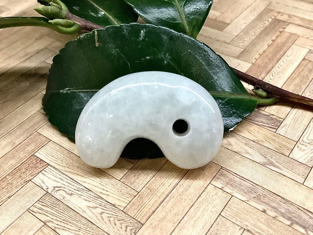 ✳買って損無し‼️氷肌アイスジェイド糸魚川翡翠　本物硬玉勾玉　守護石お守り鑑別書付