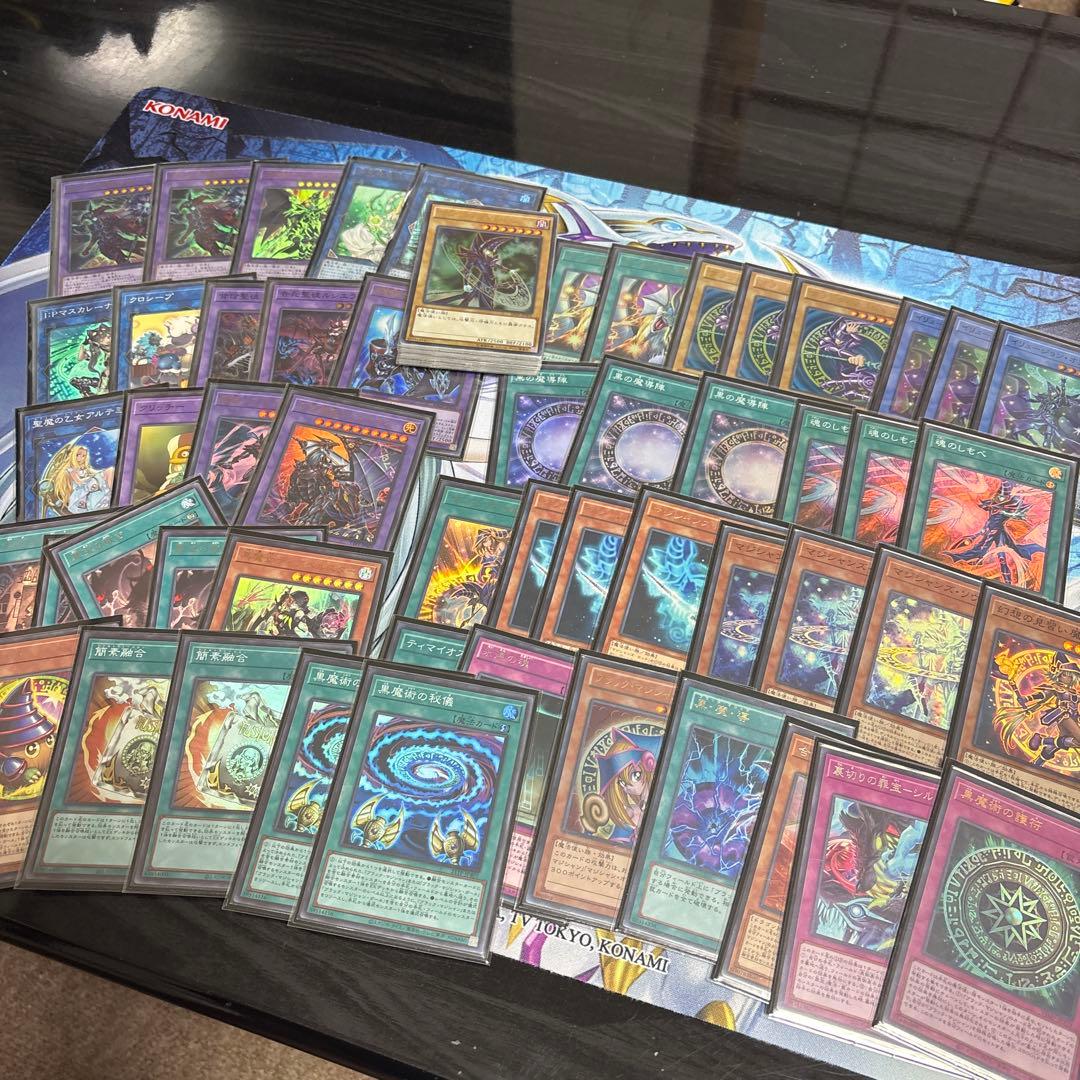 遊戯王　ブラックマジシャン　デッキ　スリーブ付き