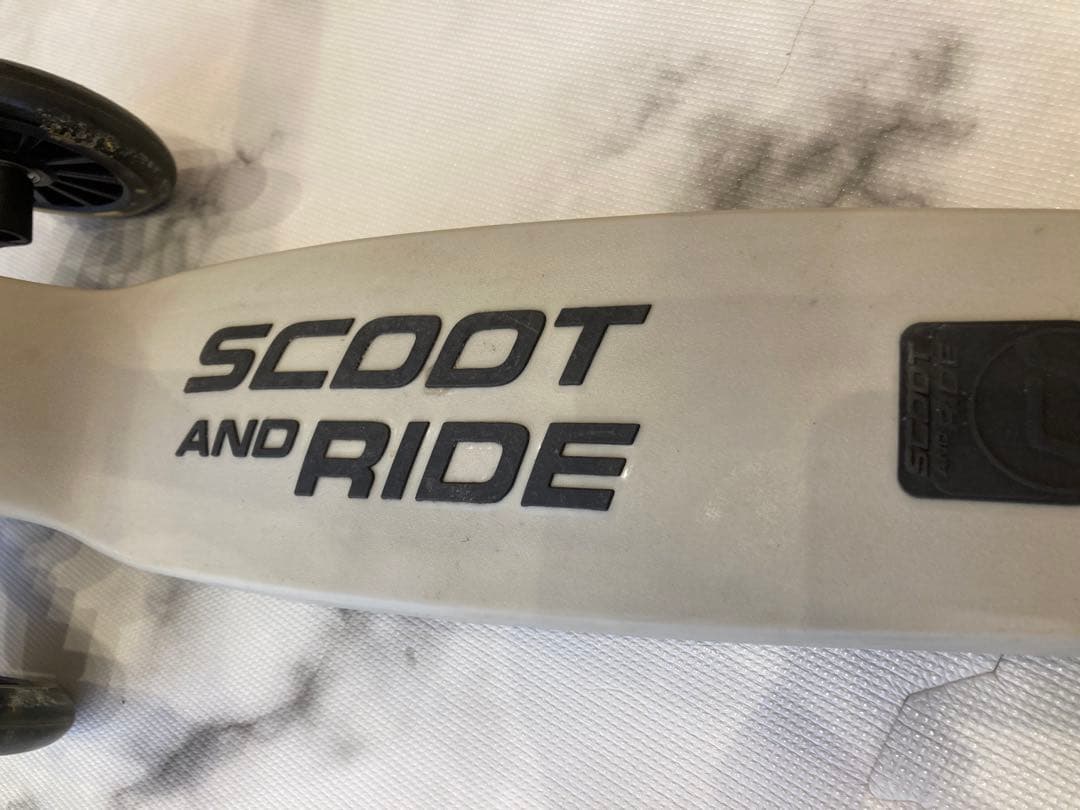 ハイウェイキック3LEDアッシュ　キックボードキッズスクーター足けり子供の乗り物